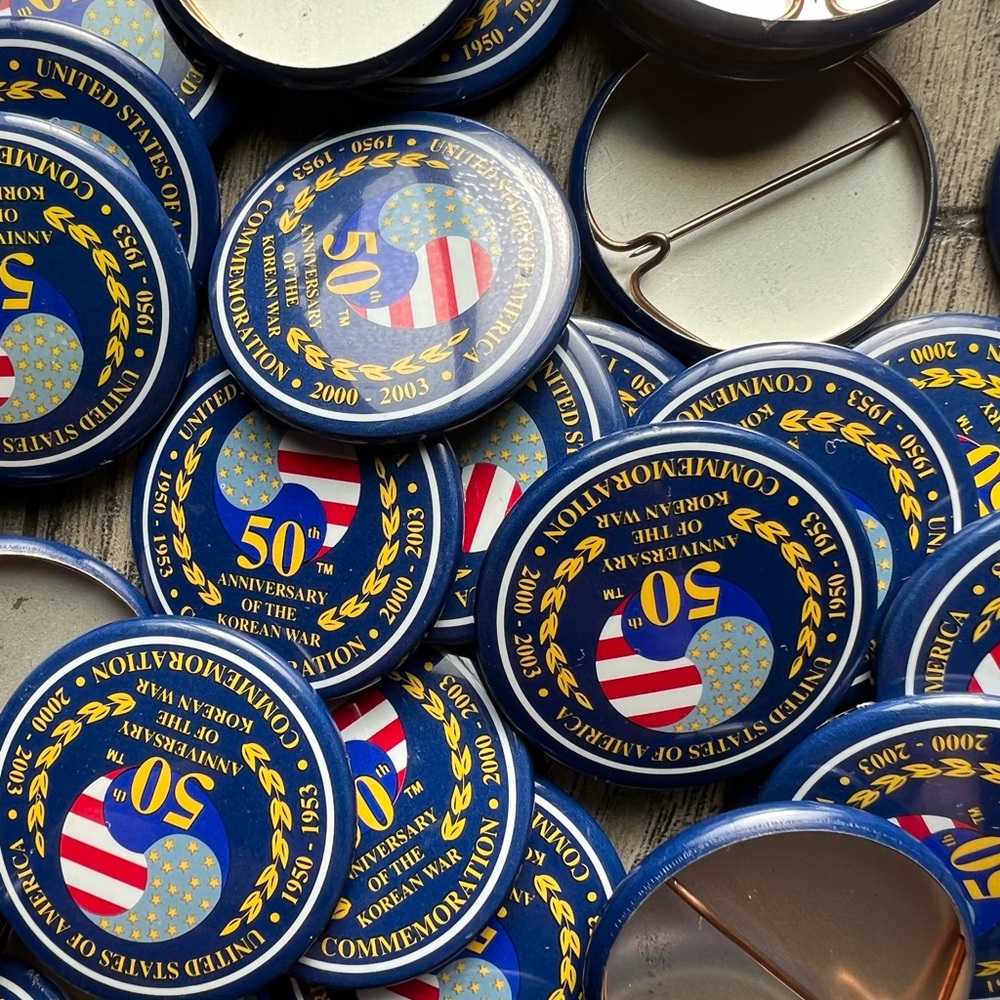 90 pins buttons Korean war Commemorative